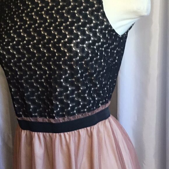 Sleeveless dress by SPEECHLESS lace top, tule skrt - Picture 6 of 15